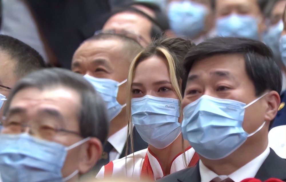 叶忠全接过来，扫了一眼，笑道：这次来拜会的各家嫡子嫡孙，比上次多了不少啊。